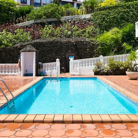 Seaside Terrace Apartment: Puerto De La Cruz Pool Retreat