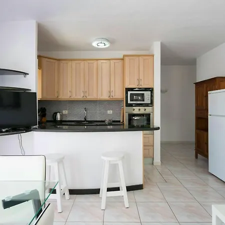 Seaside Terrace Apartment: Puerto De La Cruz Pool Retreat Apartment *